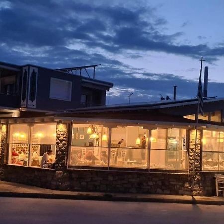 Isalos Suites Néa Péramos 외부 사진