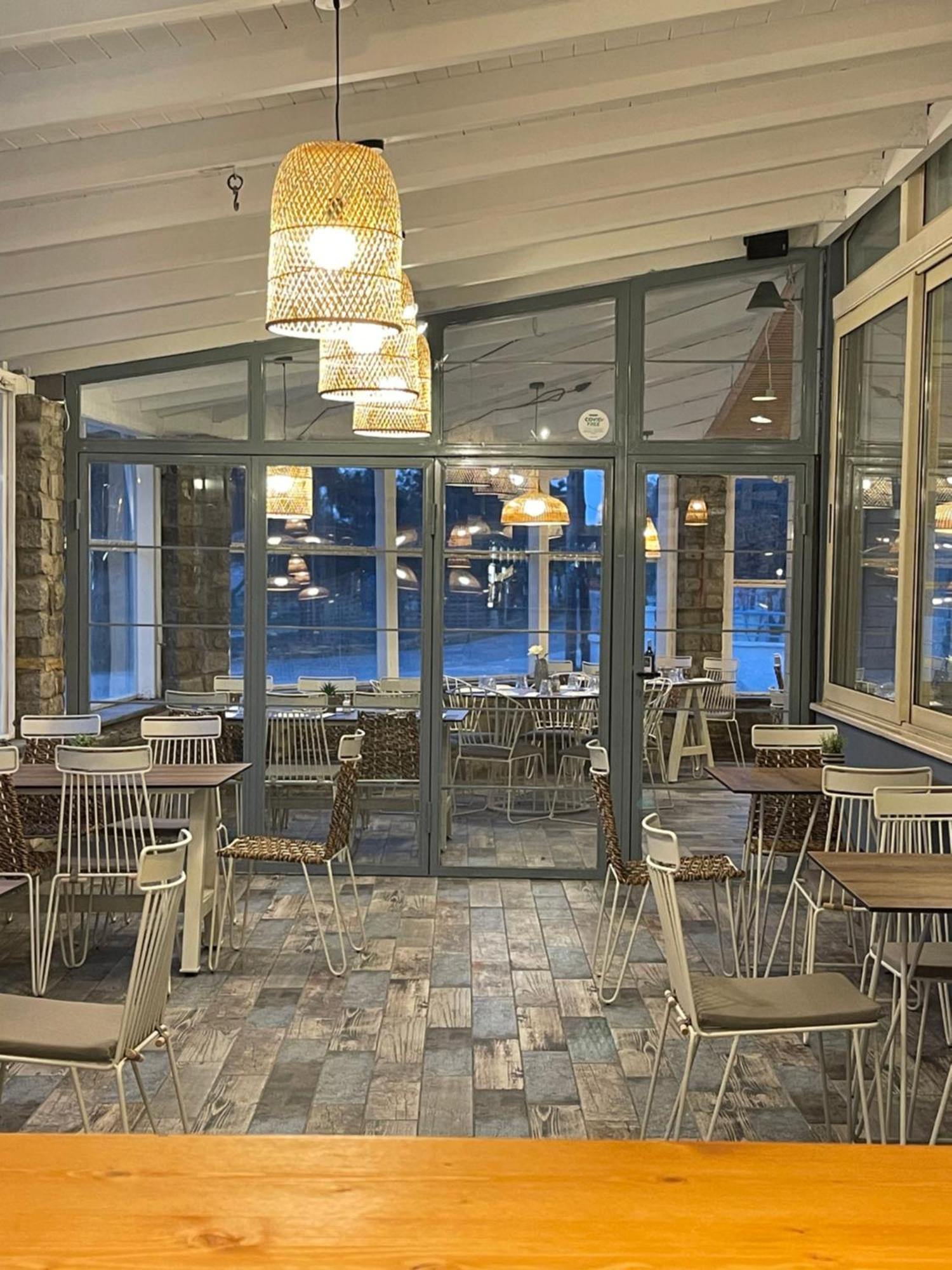 Isalos Suites Néa Péramos 외부 사진