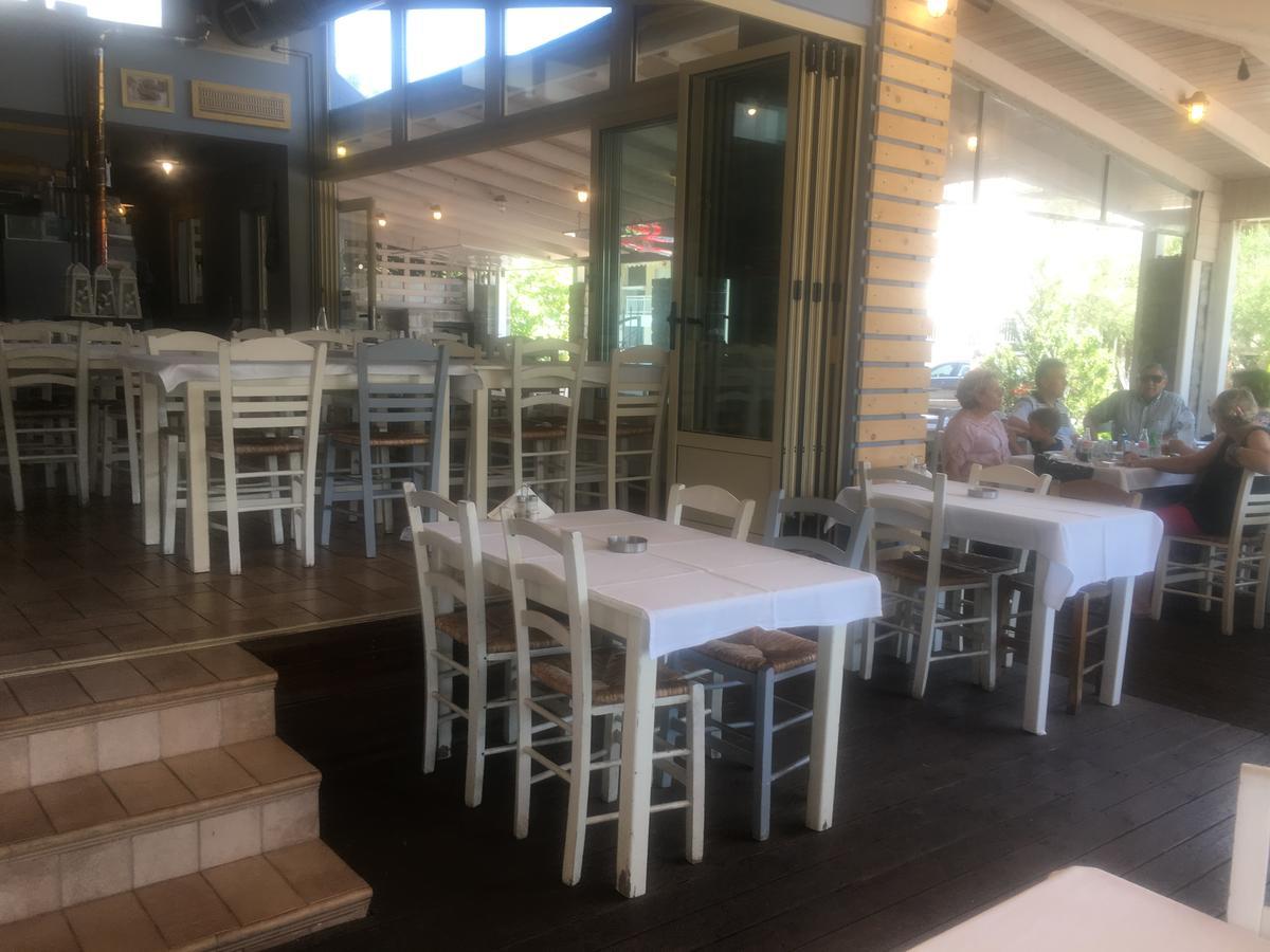 Isalos Suites Néa Péramos 외부 사진