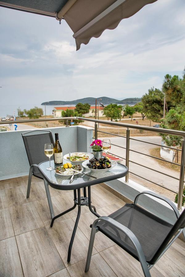 Isalos Suites Néa Péramos 외부 사진