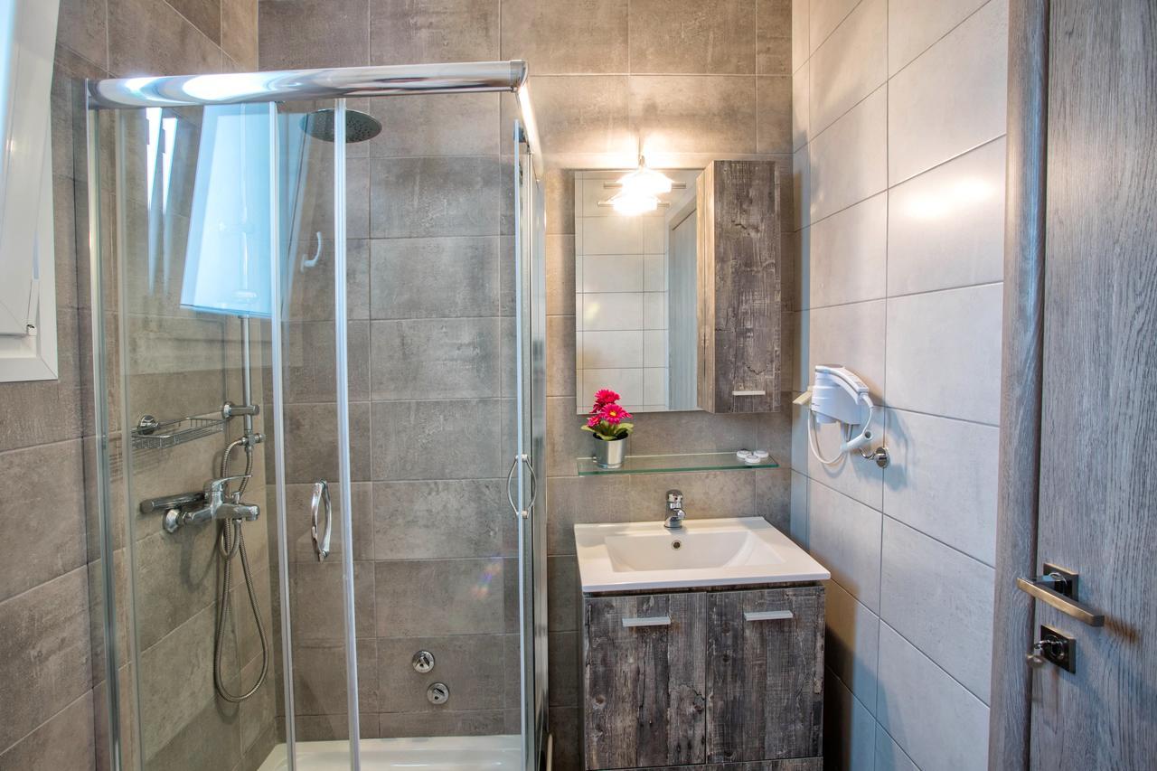 Isalos Suites Néa Péramos 외부 사진
