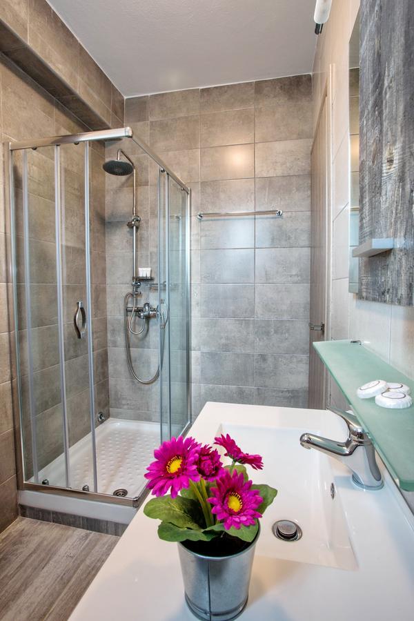 Isalos Suites Néa Péramos 외부 사진