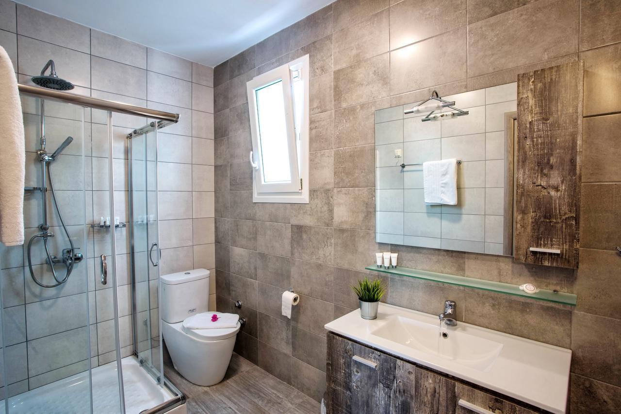Isalos Suites Néa Péramos 외부 사진