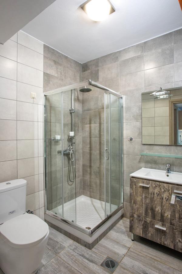 Isalos Suites Néa Péramos 외부 사진