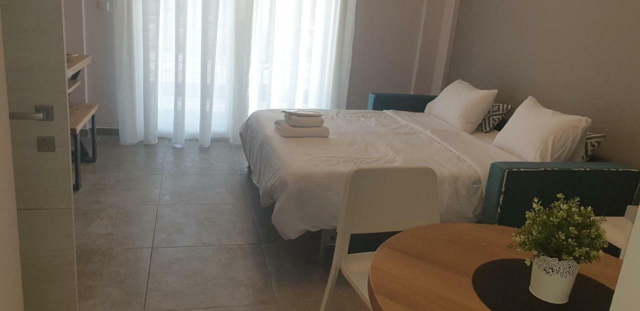Isalos Suites Néa Péramos 외부 사진
